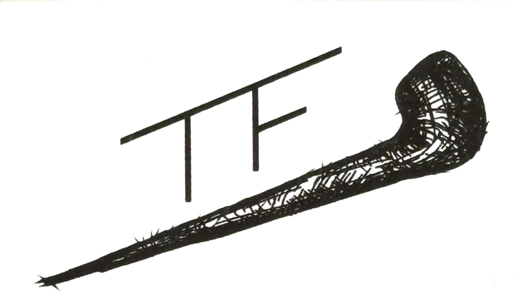 Czarno-biały rysunek na białym tle. Przedstawia mocno szkicowaną fajkę do palenia oraz, powyżej niej, stylizowane logo z literami "TF" pod długą poziomą linią.