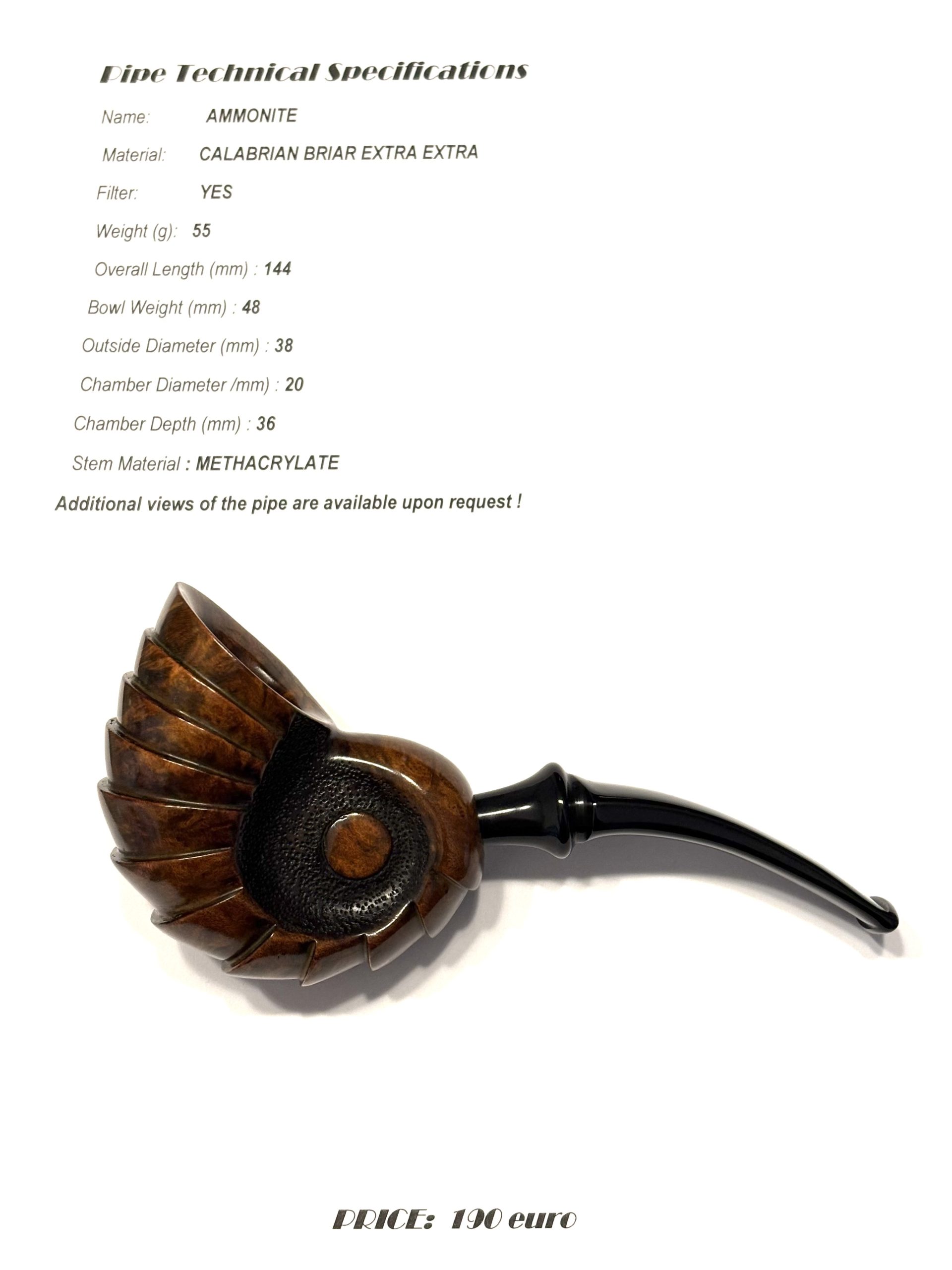 Zdjęcie produktu: unikalna fajka "Ammonite" z kalabryjskiego wrzośca. Główka jest misternie wyrzeźbiona na kształt skamieniałego amonitu, ze spiralą i żebrowanymi segmentami. Ustnik jest czarny i lekko wygięty.