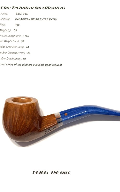 Zdjęcie produktu: fajka "Bent Pot" z kalabryjskiego wrzośca. Posiada gładką, jasnobrązową główkę o kształcie "pot". Wygięty ustnik wykonany jest z jaskrawego, niebieskiego metacrylates i oddzielony srebrnym pierścieniem.